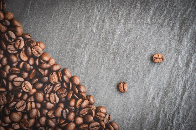 Grãos de café no fundo escuro, com lugar para espaço de cópia de texto