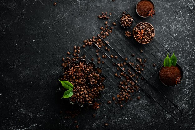 Grãos de café perfumados torrados em um fundo de pedra preta Vista superior Espaço livre para o seu texto