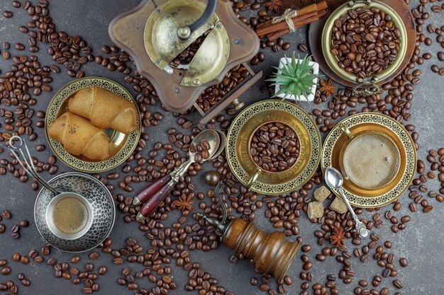 Foto grãos de café preto em um fundo antigo