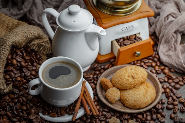 Foto grãos de café preto sobre um fundo antigo