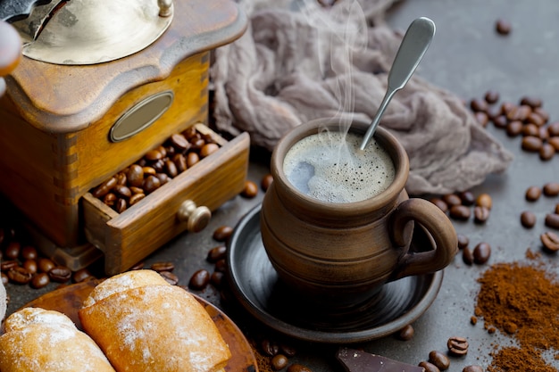 Grãos de café preto sobre um fundo antigo