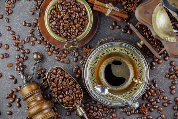 Grãos de café preto sobre um fundo antigo