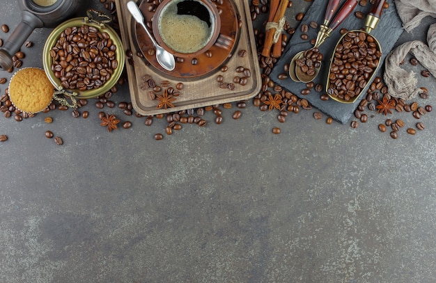 Grãos de café preto sobre um fundo antigo