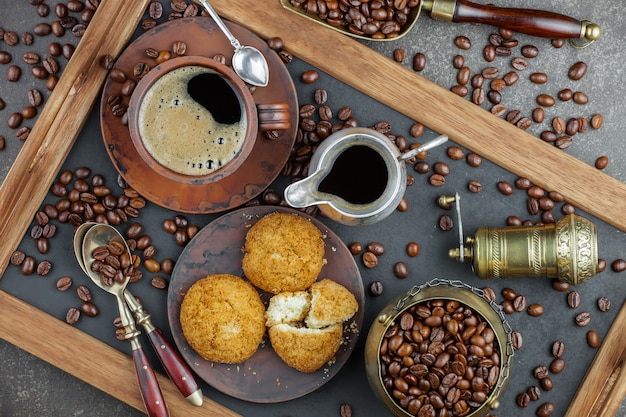 Foto grãos de café preto sobre um fundo antigo