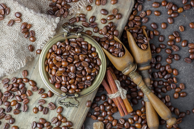 Grãos de café preto sobre um fundo antigo