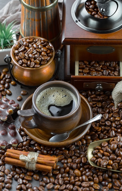 Grãos de café preto sobre um fundo antigo