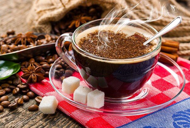 Grãos de café preto sobre um fundo antigo