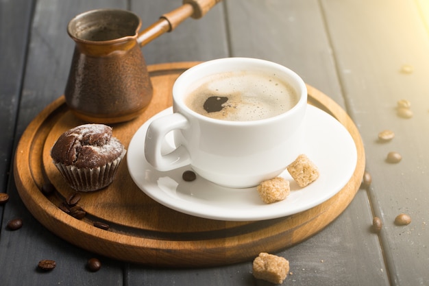 Foto grãos de café pretos em fundo preto