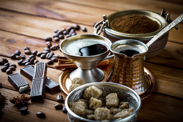 Grãos de café pretos em uma superfície velha