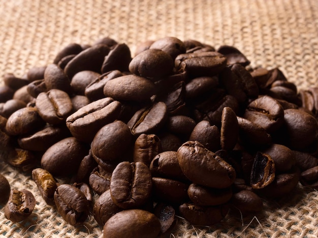 Grãos de café torrados aromáticos para fundo