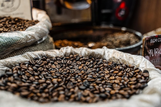 Grãos de café torrados de robusta e arábica em cesta de madeira Mercado turco Diferentes graus de torrefação de café