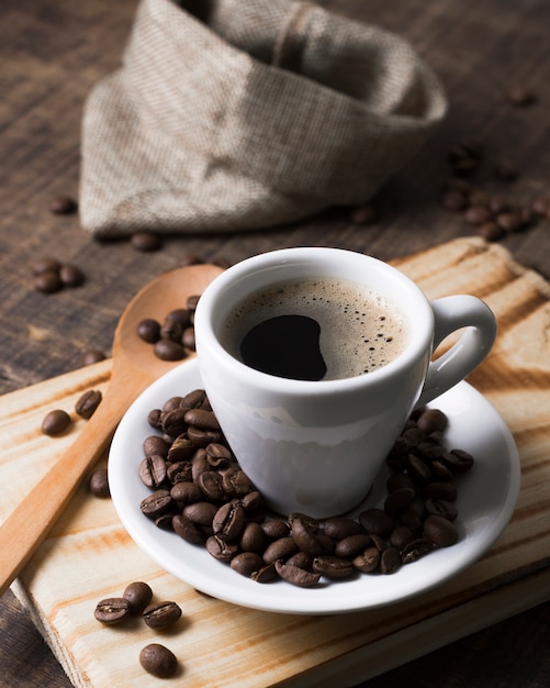 Foto grãos de café torrados e café saboroso