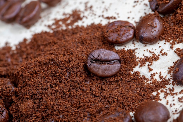 Grãos de café torrados e um monte de café natural moído