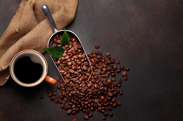 Grãos de café torrados em colher