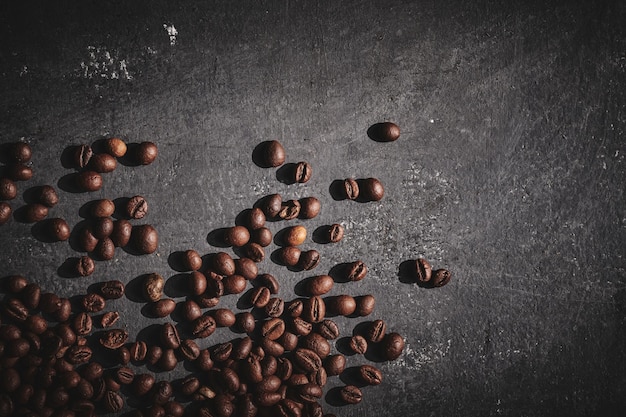 Grãos de café torrados em fundo cinza