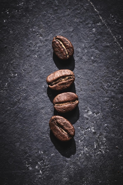 Grãos de café torrados em fundo cinza