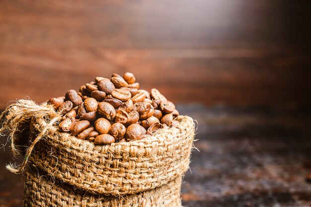 Grãos de café torrados em sacos marrons