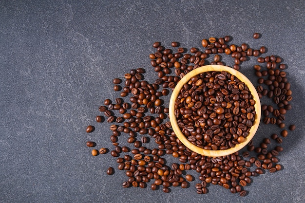 Grãos de café torrados em um fundo cinza