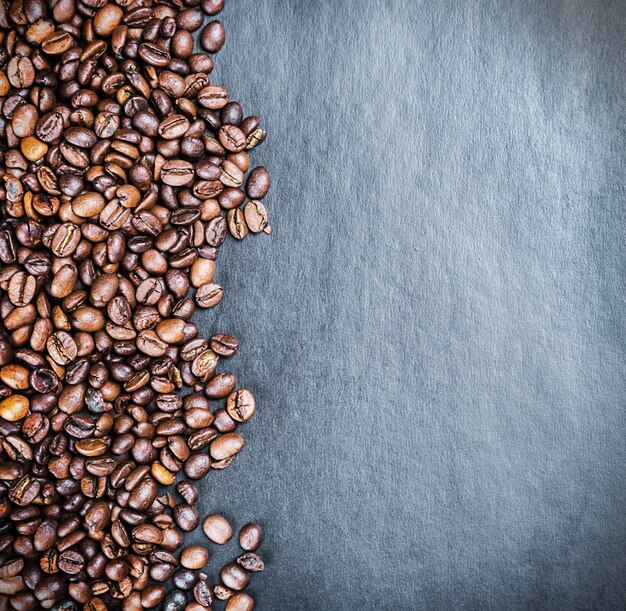 Grãos de café torrados em um fundo preto