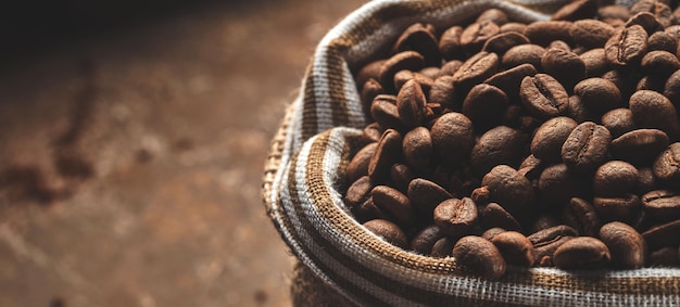 Foto grãos de café torrados em um saco de fundo fechado