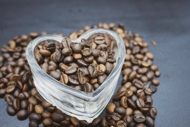 Grãos de café torrados em vidro em forma de coração