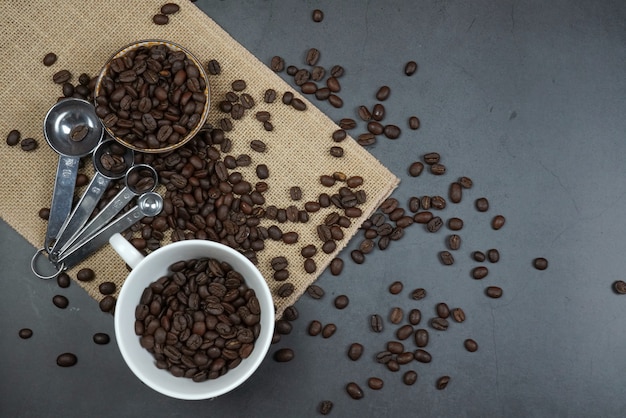 Grãos de café torrados marrons e xícara de café