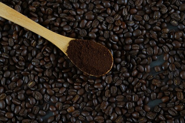 grãos de café torrados marrons e xícara de café