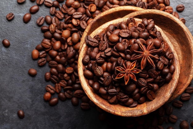 Grãos de café torrados na tigela de madeira