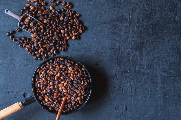 Grãos de café torrados originais em uma panela