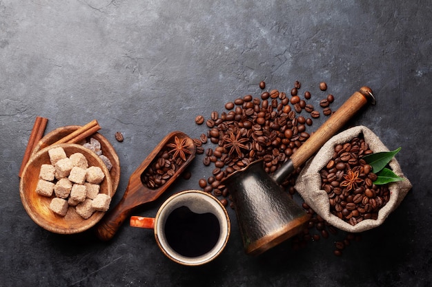 Grãos de café torrados xícara de café jezve turco e açúcar