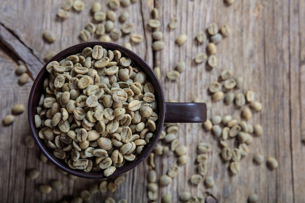 Grãos de café verde em uma xícara