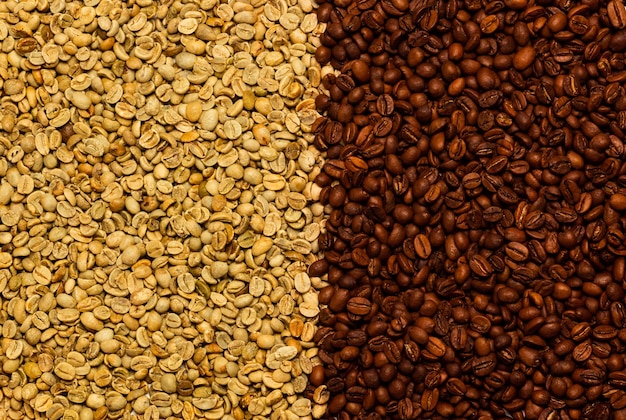 Grãos de café verdes não torrados e fundo marrom de grãos de café torrados