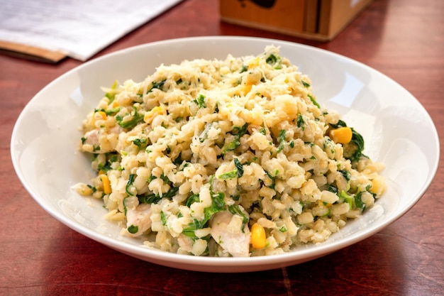 Grãos de cevada com frango e legumes