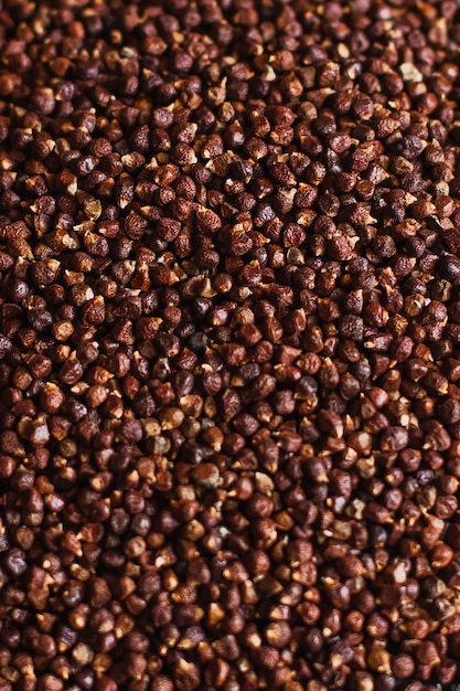 Grãos de pimenta preta, sementes de pimenta em uma superfície macro