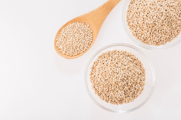 Grãos de quinoa em tigela isolada no fundo branco Chenopodium quinoa