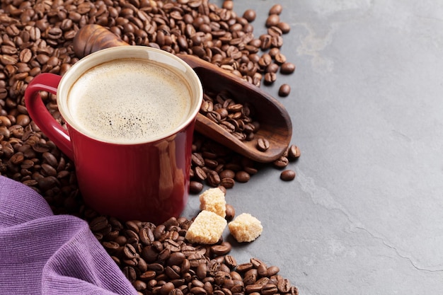 Grãos de xícara de café e açúcar mascavo na mesa de pedra