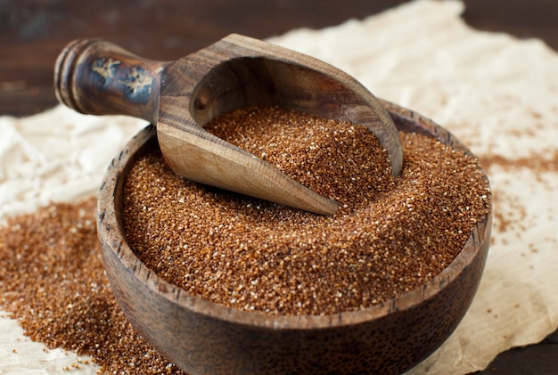 Grãos teff crus em uma tigela de perto