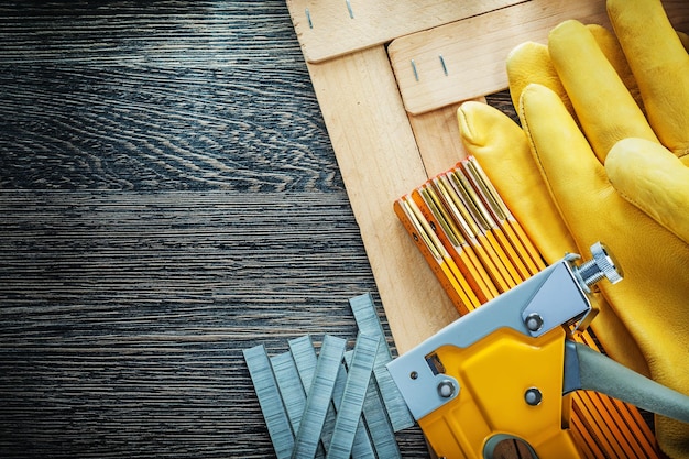 Foto grapadora de construcción grapas metros tablones de madera guantes de seguridad