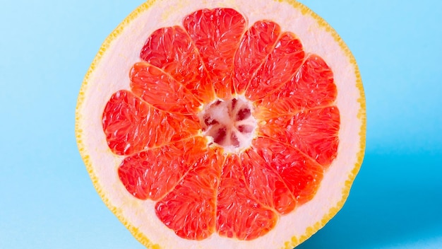 Grapefruit auf blauem Hintergrund Exotische Früchte für die Ernährung