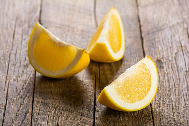 Grapefruit auf einem Holztisch