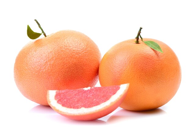 Grapefruit auf Weiß