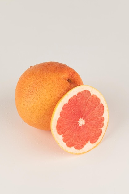 Foto grapefruit auf weißem hintergrund