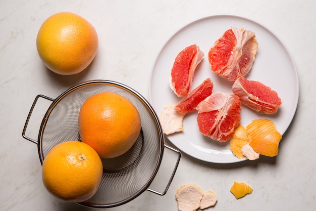 Grapefruit auf weißem Hintergrund