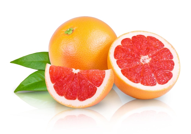 Grapefruit doce suculento e maduro e fatias de toranja isoladas