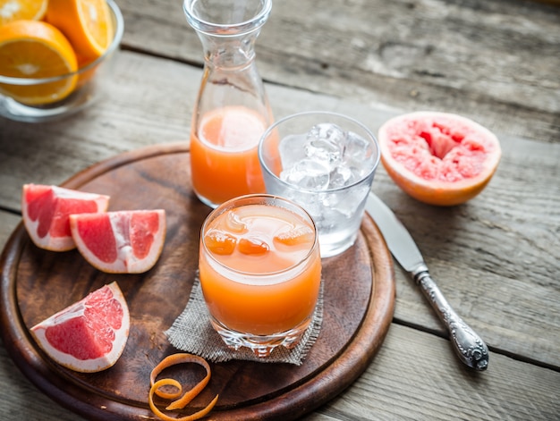 Grapefruit frisch auf dem Holztisch