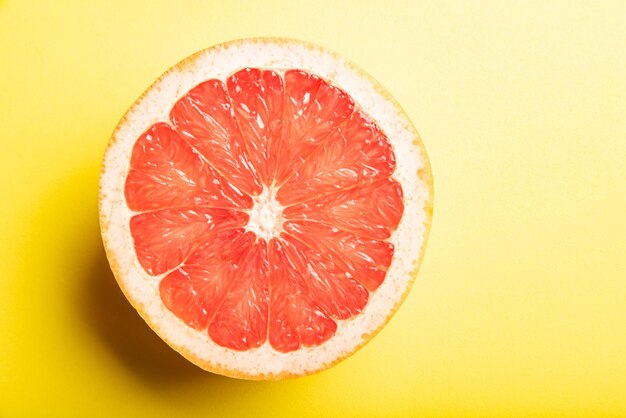 Grapefruit-Grapefruits positioniert auf selektivem Fokus der gelben EVA-Oberfläche