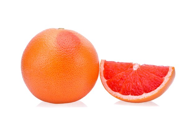 Grapefruit isoliert auf weißer Oberfläche