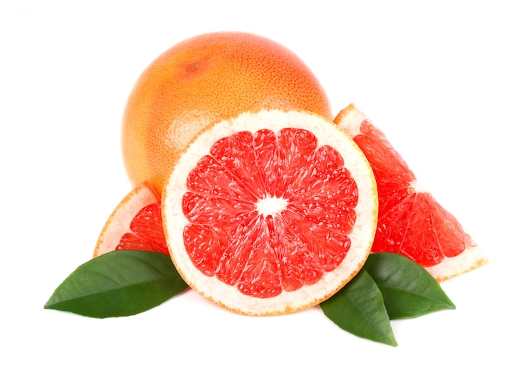 Foto grapefruit mit halber scheibe und blättern lokalisiert auf weißem raum mit beschneidungsweg. grapefruit isoliert, grapefruits.