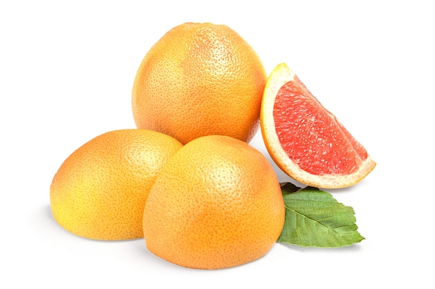 Grapefruit mit Scheibe lokalisiert auf weißem Hintergrundausschnitt.