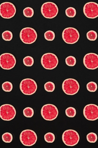 Grapefruit-Muster auf schwarzem Hintergrund isoliert. Flach liegen. Drucken